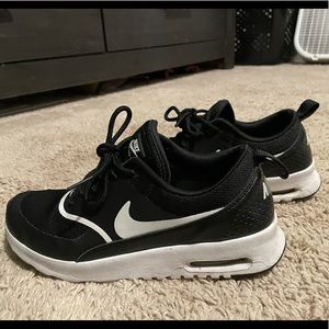 Women’s nike black and white air max.